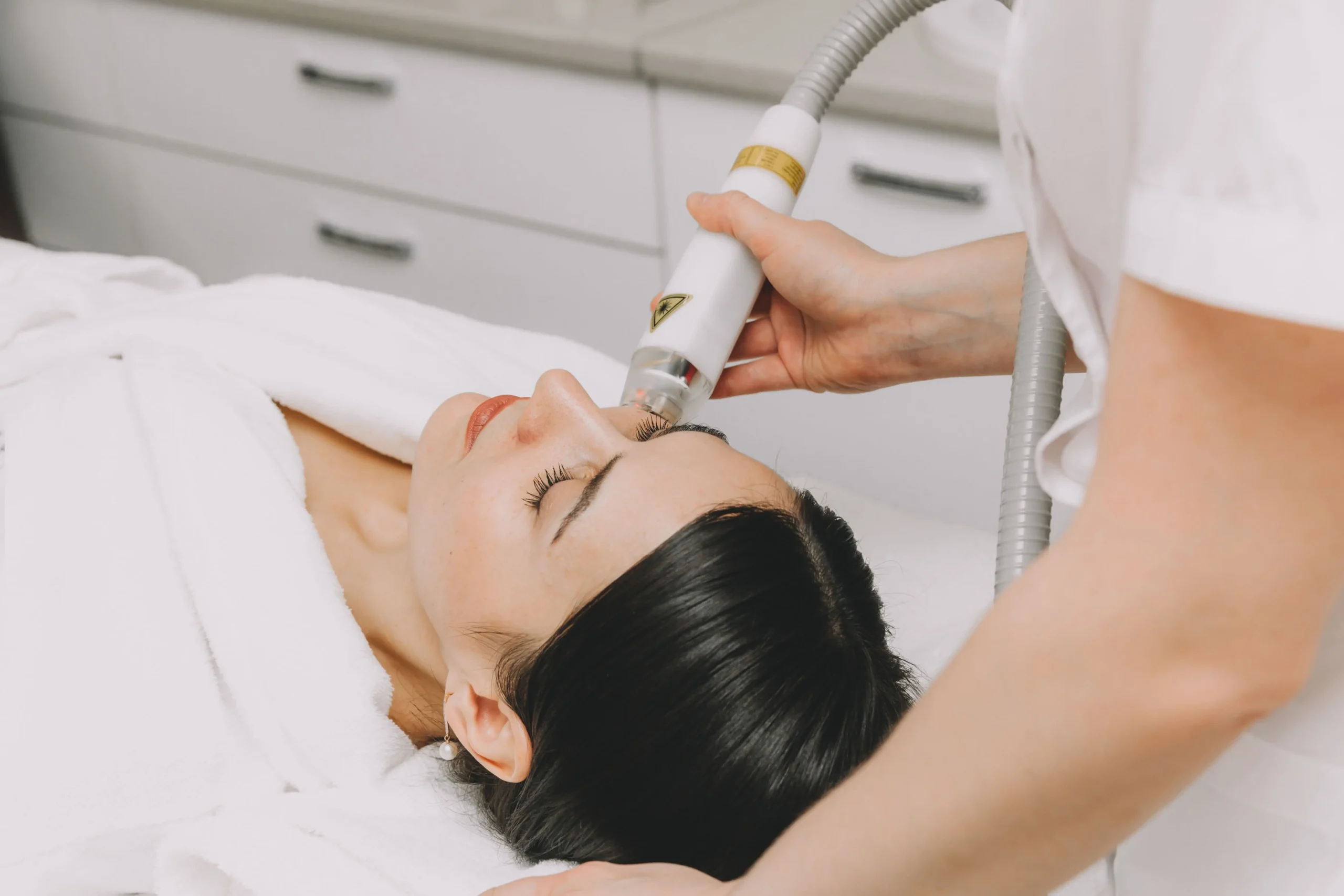 Esteticista haciendo tratamiento con aparatología facial